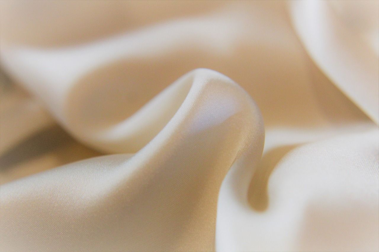 découvrez la douceur et l'élégance du tissu en soie, idéal pour des vêtements et accessoires haut de gamme, alliant confort et raffinement.
