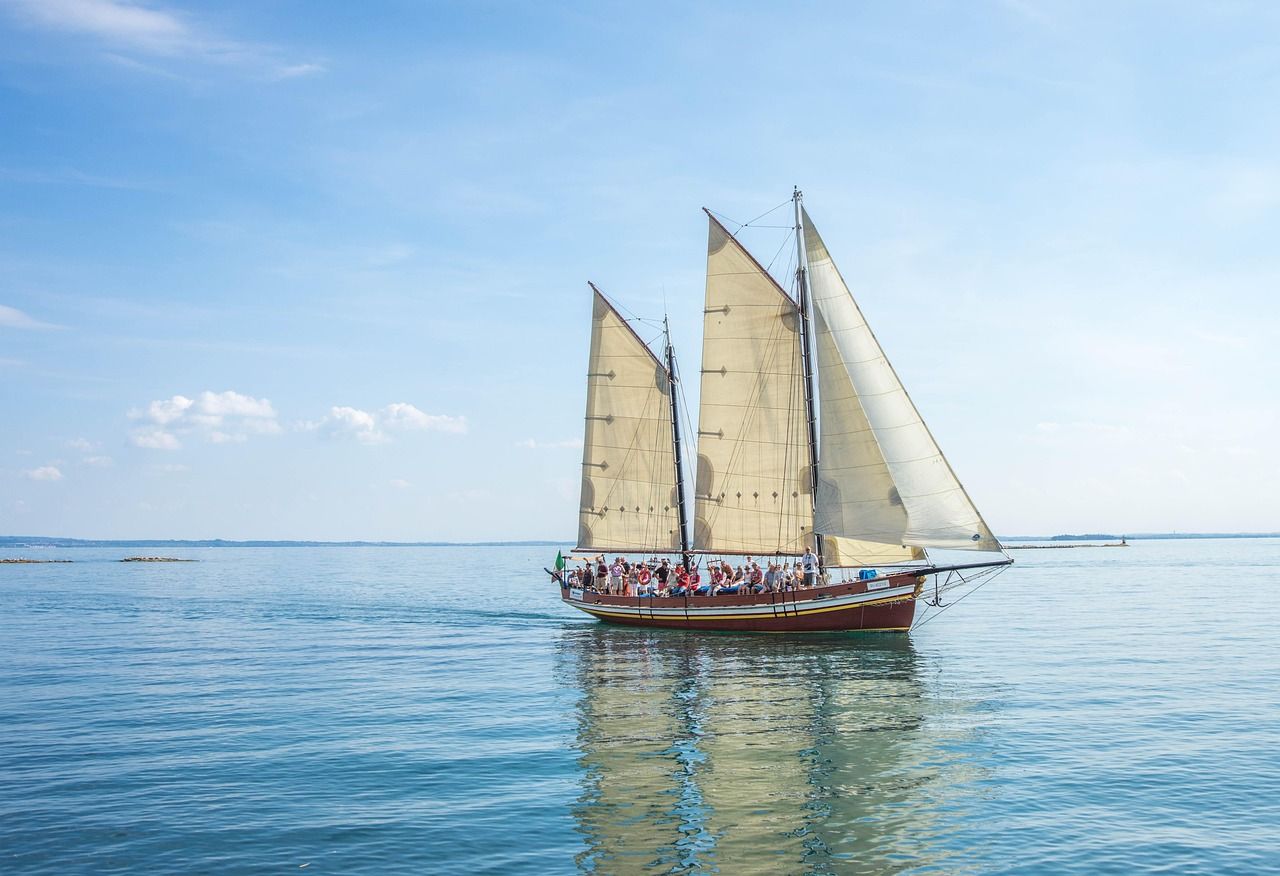 découvrez l'art de la voile, profitez des sensations uniques en mer et explorez de nouveaux horizons à travers le sailing.