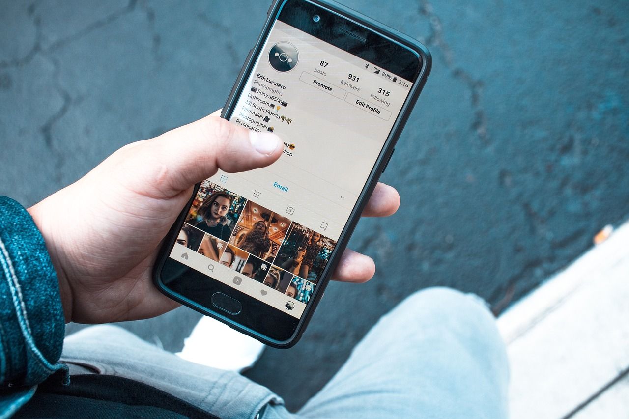 découvrez notre totem interactif, une solution innovante pour engager et informer vos clients de manière dynamique et personnalisée.
