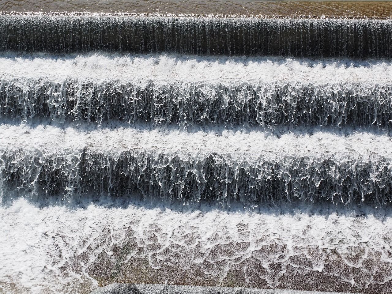 découvrez l'énergie hydropower, une source d'énergie renouvelable incontournable qui utilise la force de l'eau pour produire de l'électricité. explorez ses avantages écologiques, son fonctionnement et son impact sur l'environnement, tout en contribuant à un avenir durable.