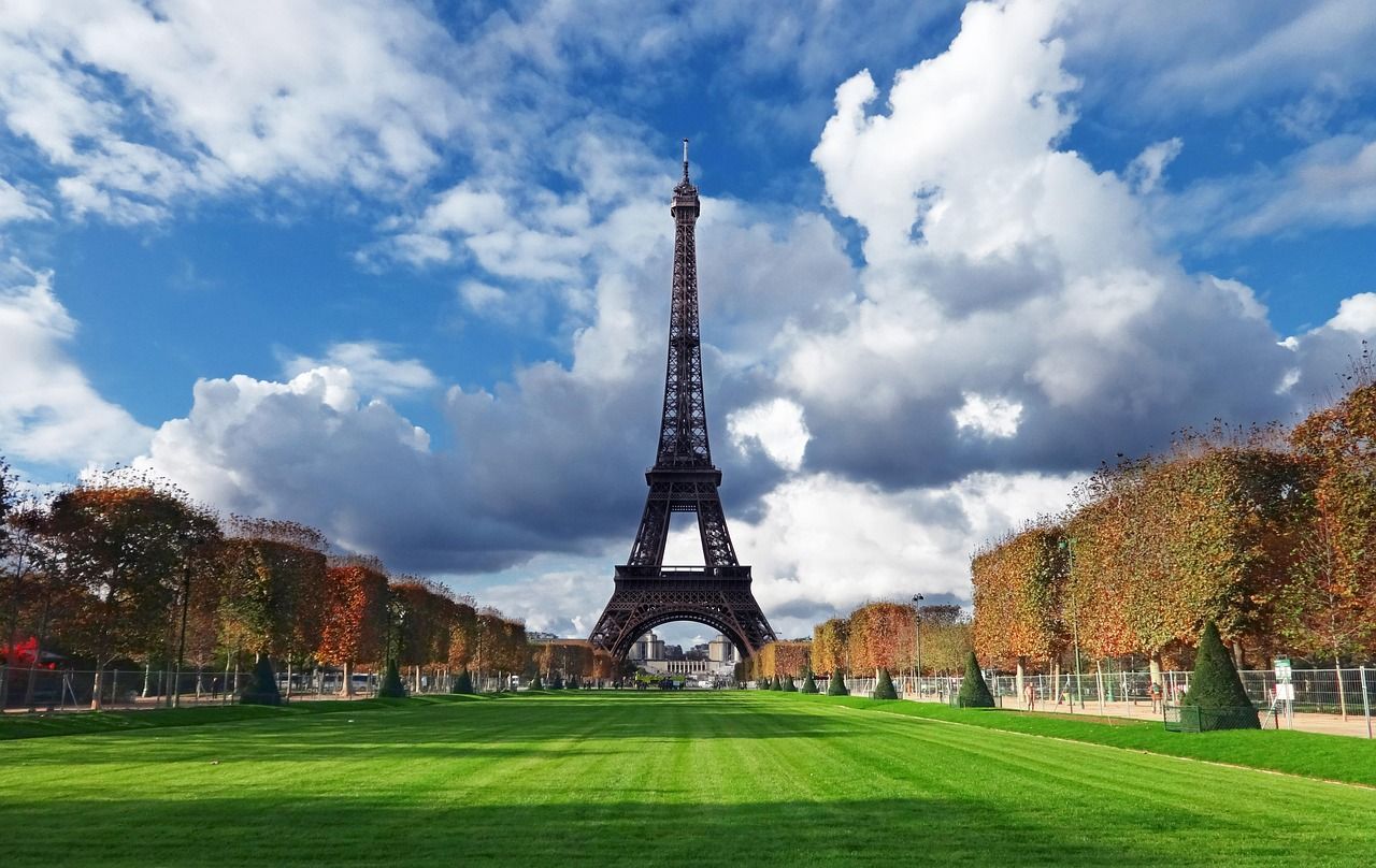 le accord de paris est un traité international visant à limiter le réchauffement climatique en réduisant les émissions de gaz à effet de serre et en favorisant les énergies renouvelables.