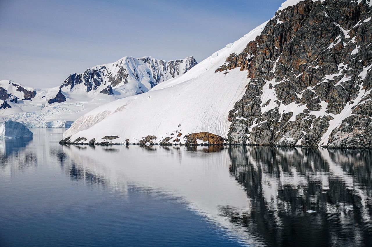 découvrez l'antarctique, un continent mystérieux et spectaculaire, riche en paysages glaciaires, faune unique et aventures polaires. explorez la beauté sauvage de cette terre isolée, ses glaciers imposants et ses animaux emblématiques tels que les manchots et les phoques. partez à la découverte de l'écosystème fragile de l'antarctique et les efforts de conservation nécessaires pour préserver ce paradis naturel.
