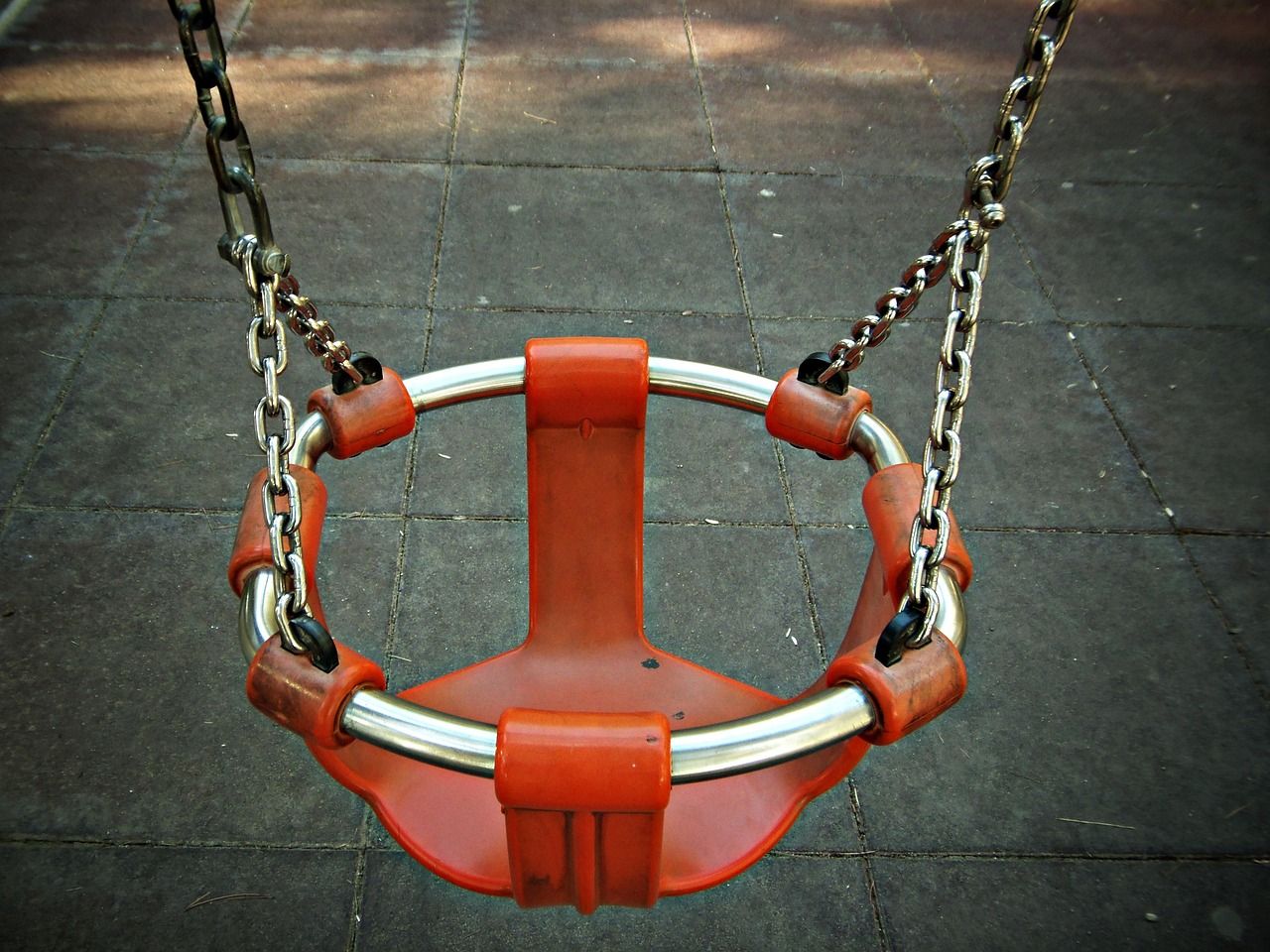 un souvenir d'enfance précieux et marquant, qui évoque la nostalgie et les moments heureux du passé.