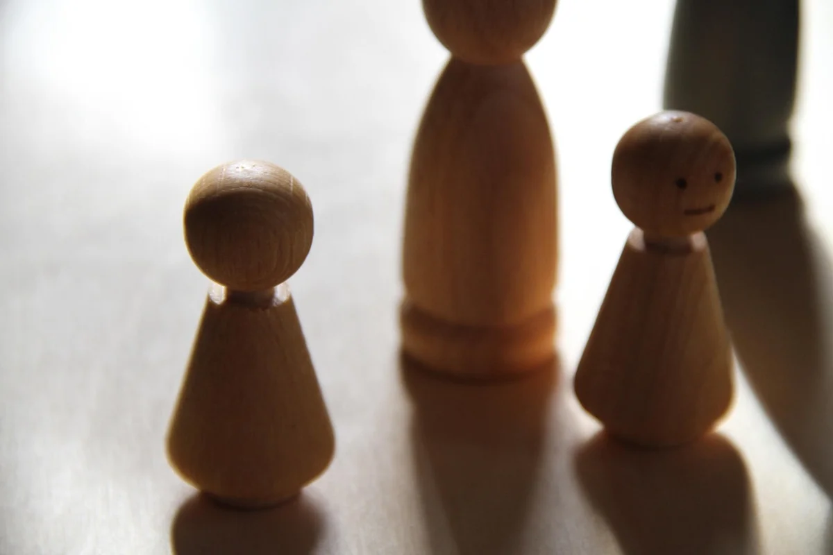 « Sous une tension insoutenable, j’ai craqué » : le témoignage poignant de parents et leur fils enfermés dans un cercle vicieux